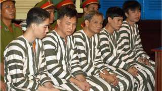 Trương Văn Cam (người ngồi giữa)