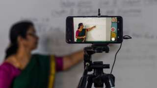 பாடமெடுக்கும் ஆசிரியை