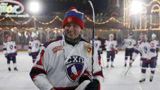 Роман Ротенберг во время матча между командами "Красные Звезды" и сборной команды Студенческой хоккейной лиги (СХЛ)