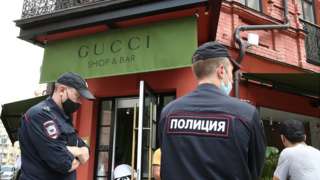 Сотрудники полиции во время закрытия кафе Gucci shop & bar и Margarita bistro