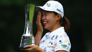 Hinako Shibuno with the trophy