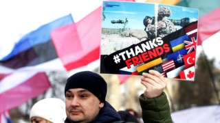Украинец с плакатом, на котором написана благодарность НАТО (Киев, январь 2022 г.)