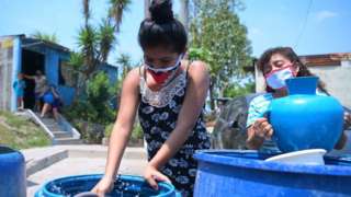 Mujeres recogiendo agua