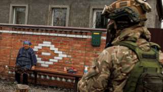 Украинские военные раздают гуманитарную помощь в Харьковской области
