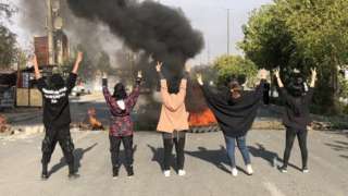 A photo posted online by Kurdish rights group Hengaw reportedly showing female protesters without headscarves in Saqqez, Iran (26 October 2022)