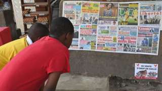 People read the headlines of newspapers in Abidjan on 7 January 2023, after the release of 46 Ivorian soldiers who had been arrested in July 2022 in Mali