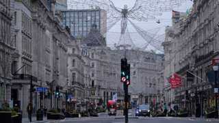 Londra'da Noel zamanı canlılığıyla ünlü alışveriş merkezi Oxford Street bu yıl terkedilmiş gibi