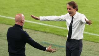 Roberto Mancini celebrating with Gianluca Vialli