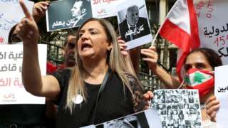 Families of the victims of last year's Beirut port explosion protest against the suspension of the investigation into the disaster, outside the Palace of Justice (29 September 2021)