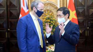 Bộ trưởng Ngoại giao Bùi Thanh Sơn đề nghị Anh tiếp tục hỗ trợ Việt Nam tiếp cận nguồn cung cũng như xem xét chuyển giao công nghệ sản xuất vaccine phòng Covid-19 cho Việt Nam.