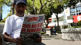 Hombre lee el periódico en Costa Rica