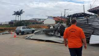Agente da Defesa Civil em área afetada por tornado em Timbó, no interior de Santa Catarina