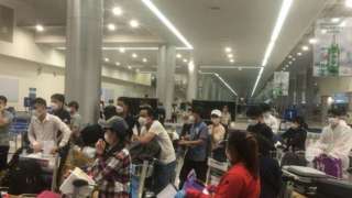 Các hành khách trên chuyến bay từ Hàn Quốc về Việt Nam của Vietjet phải chờ đợi 10 tiếng ở sân bay Tân Sơn Nhất vì mâu thuẫn chuyện cách ly.