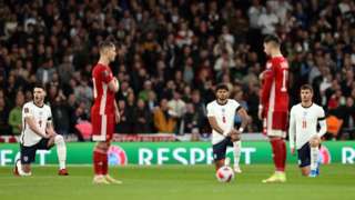England players take the knee as Hungary players stand ahead of their 2022 FIFA World Cup Qualifier match at Wembley Stadium on 12 October 2021