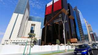 علم قطر فوق أحد المباني