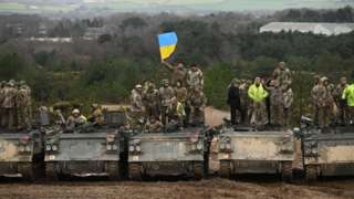 Солдаты с украинским флагом на танках
