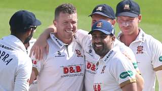 Peter Siddle takes a wicket for Essex
