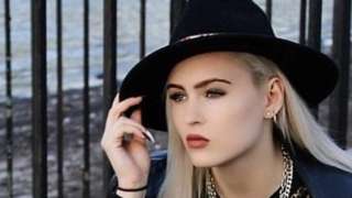 Picture of Amanda posing