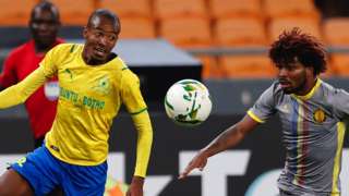 Mamelodi Sundowns' Thapelo Morena (L) vies for the ball with Petro Atletico's Augusto Carneiro (R)