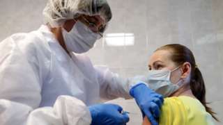 Một nhân viên y tế Nga được tiêm vaccine Sputnik V