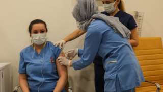 İstanbul'da bir sağlık çalışanına koronavirüs aşısı yapılıyor