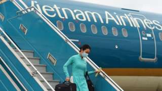 Tiếp viên hàng không Vietnam Airlines đeo khẩu trang (ảnh minh họa)