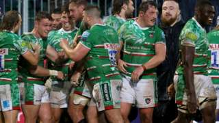 Leicester Tigers' players celebrate their narrow win over Bath in the Premiership