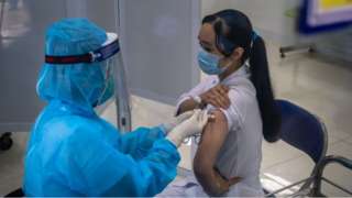 Bộ Y tế cho biết hiện có hai nguồn vaccine Astrazeneca nhập khẩu về Việt Nam