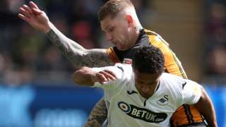 Wayne Routledge is tackled by Jordy de Wijs