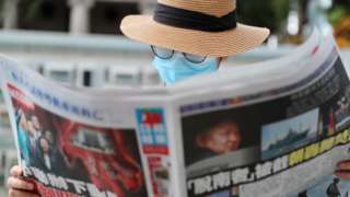 Çin'de gazete okuyan bir adam