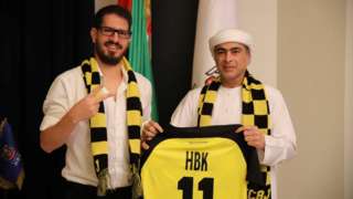 Sheikh Hamad bin Khalifa Al Nahyan and Moshe Hogeg pose for a photo in Dubai, United Arab Emirates (7 December 2020)