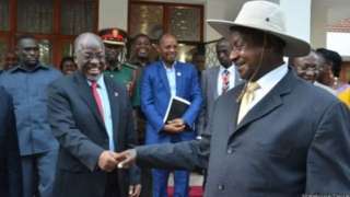 Rais wa Tanzania John Pombe Magufuli na mwenzake wa Uganda Yoweri Kaguta Museveni katika picha ya awali