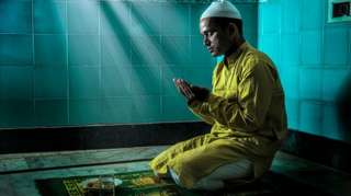 Muslim praying in India