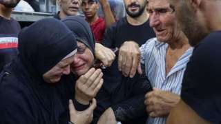 Relatives mourn a Palestinian killed in a gun battle with Israeli forces (16/08/21)