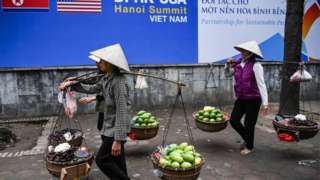 Gánh hàng rong đại diện cho kinh tế vỉa hè của Việt Nam.