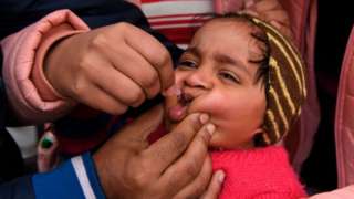 Un niño recibe su vacuna contra el polio. La suspensión de las campañas masivas de vacunación ponen en riesgo a millones de personas alrededor del mundo.