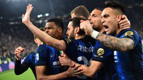 Inter Milan players celebrate their win at Juventus