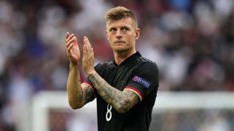 Toni Kroos clapping the supporters after Germany's defeat to England