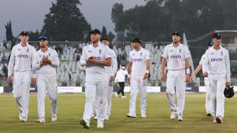 England men's Test players clapping and walking off the pitch v Pakistan (Left to right: Zak Crawley, Will Jacks, Ben Stokes, James Anderson, Ollie Robinson, Keaton Jennings)