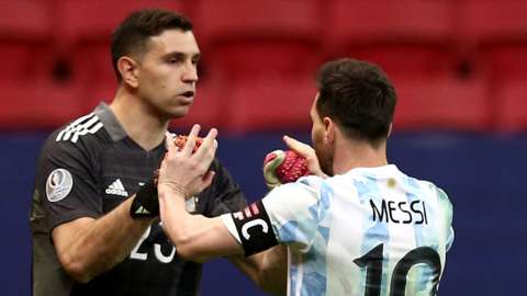 Emiliano Martinez and Lionel Messi of Argentina during the penalty shootout