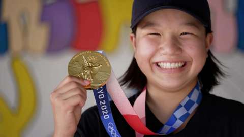 Momiji Nishiya holding her gold medal