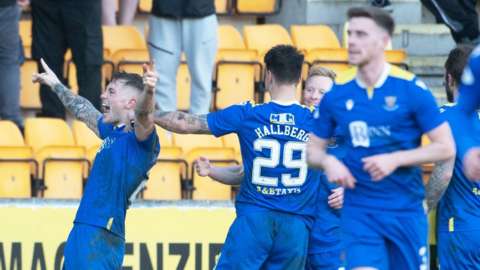 St Johnstone celebrate with Callum Hendry after his dramatic late winner