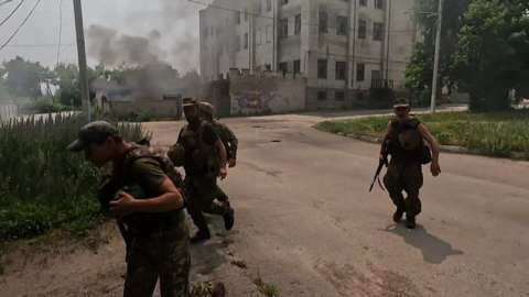 Ukrainian fighters running