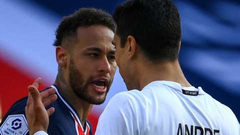 Neymar clashes with Lille players