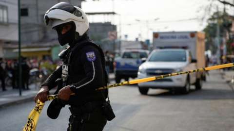 Police cordon off crime scene in Guayaquil - 1 November