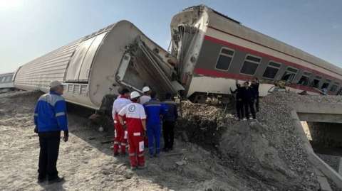 Iranian Red Crescent workers inspect derailed train carriages near Tabaz (8 June 2022)