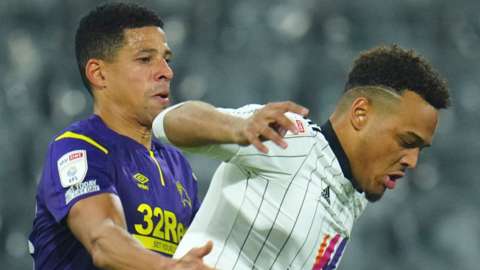 Rodrigo Muniz of Fulham battles with Derby County's Curtis Davies