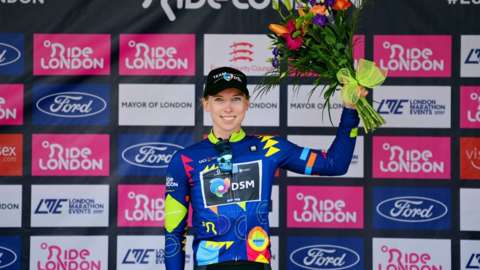 Lorena Wiebes raises her flowers after winning stage two