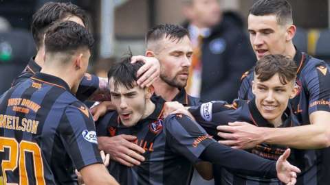 Dundee United players celebrate Dylan Levitt's opener