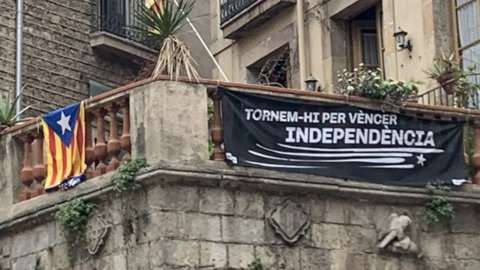 A banner says "We will return to win independence" alongside a Catalan flag